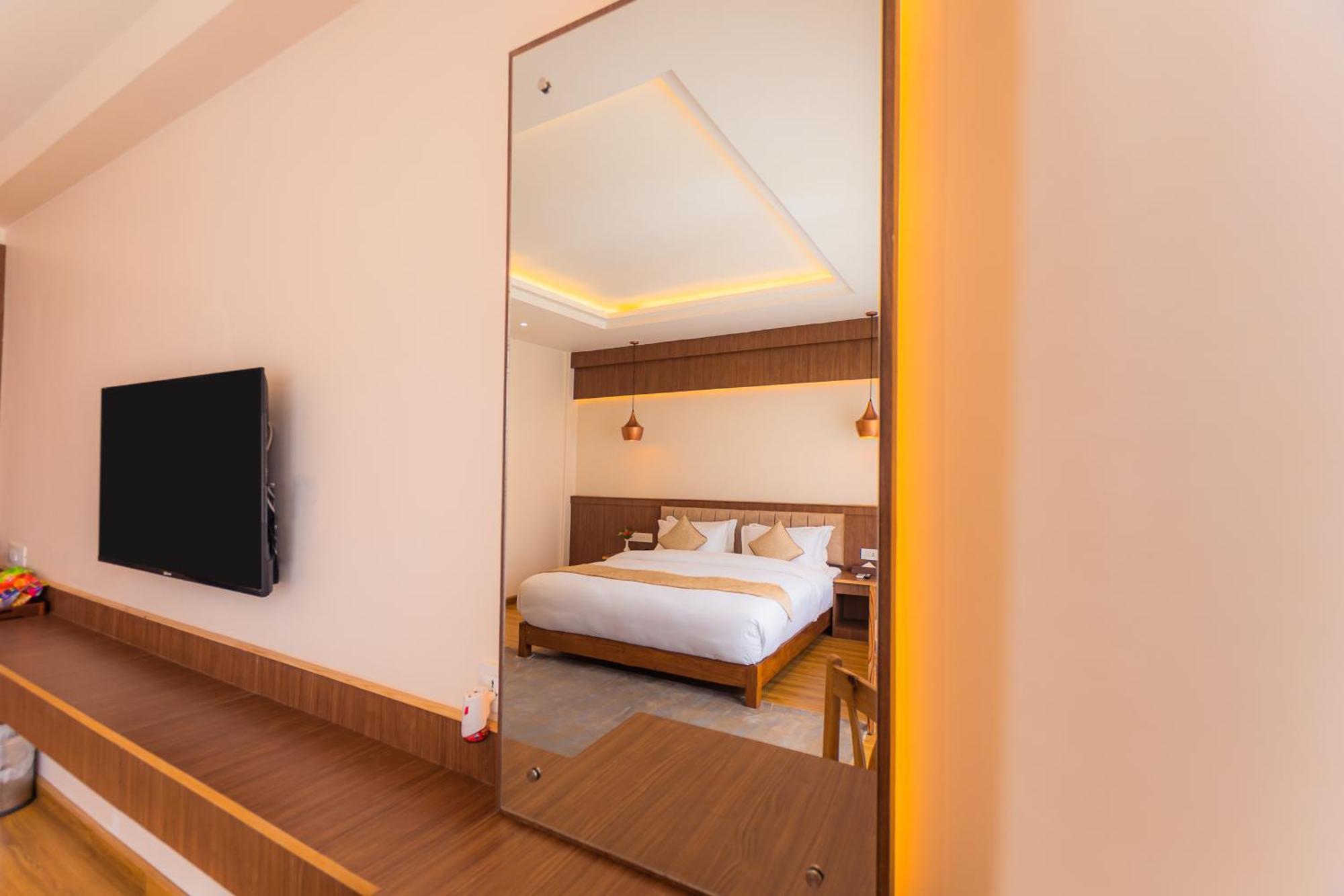 Temple Himalaya Hotel & Spa Покхара Екстер'єр фото