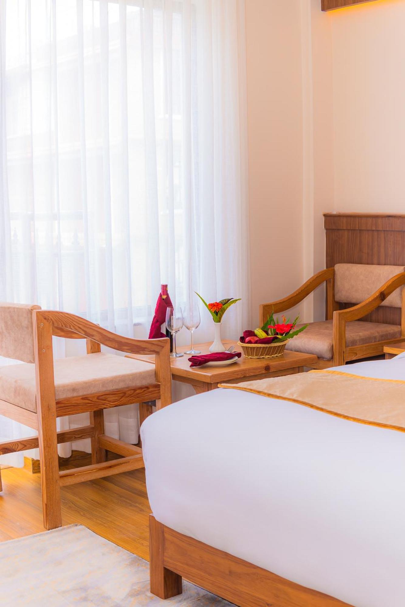 Temple Himalaya Hotel & Spa Покхара Екстер'єр фото