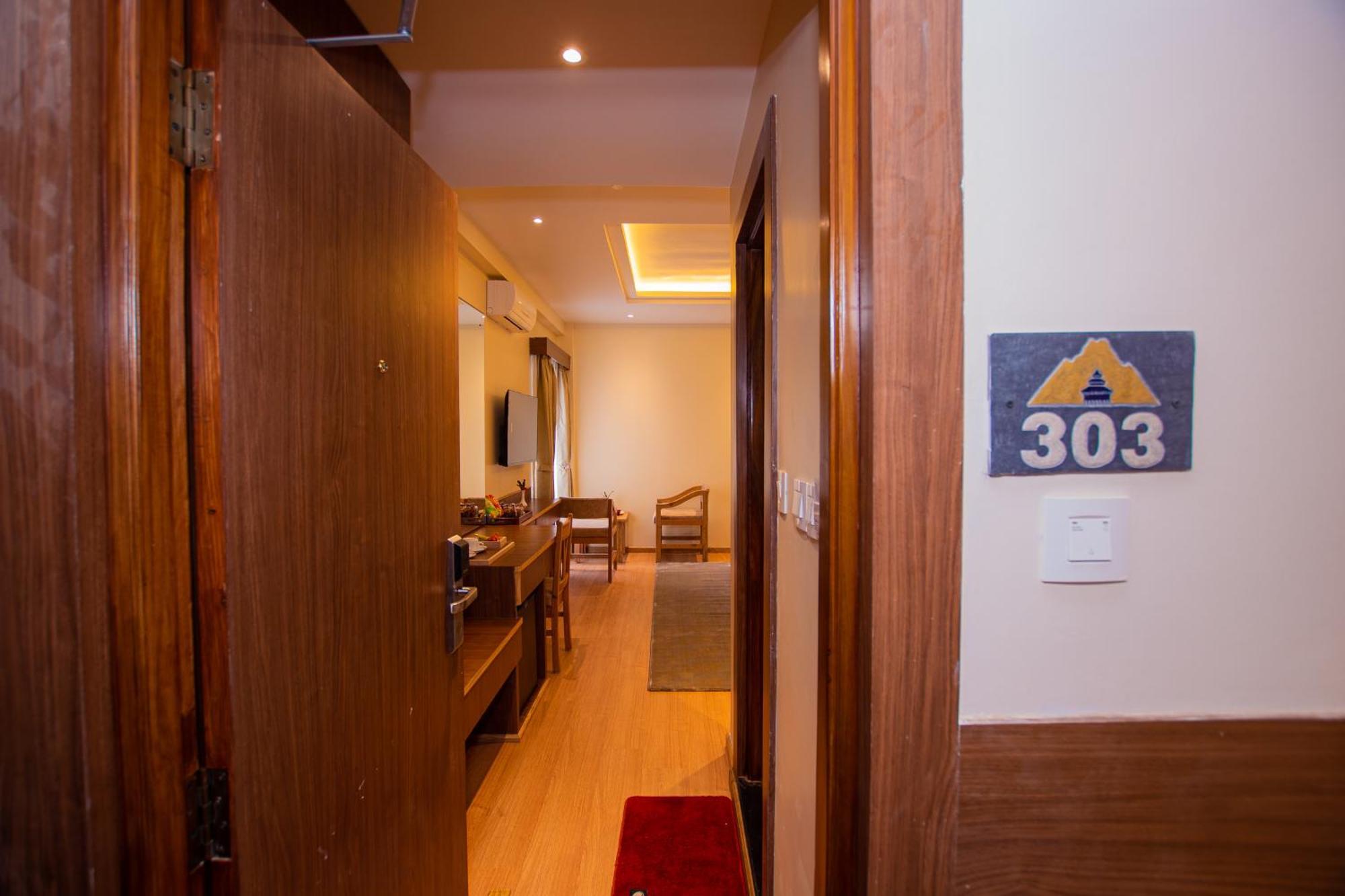 Temple Himalaya Hotel & Spa Покхара Екстер'єр фото