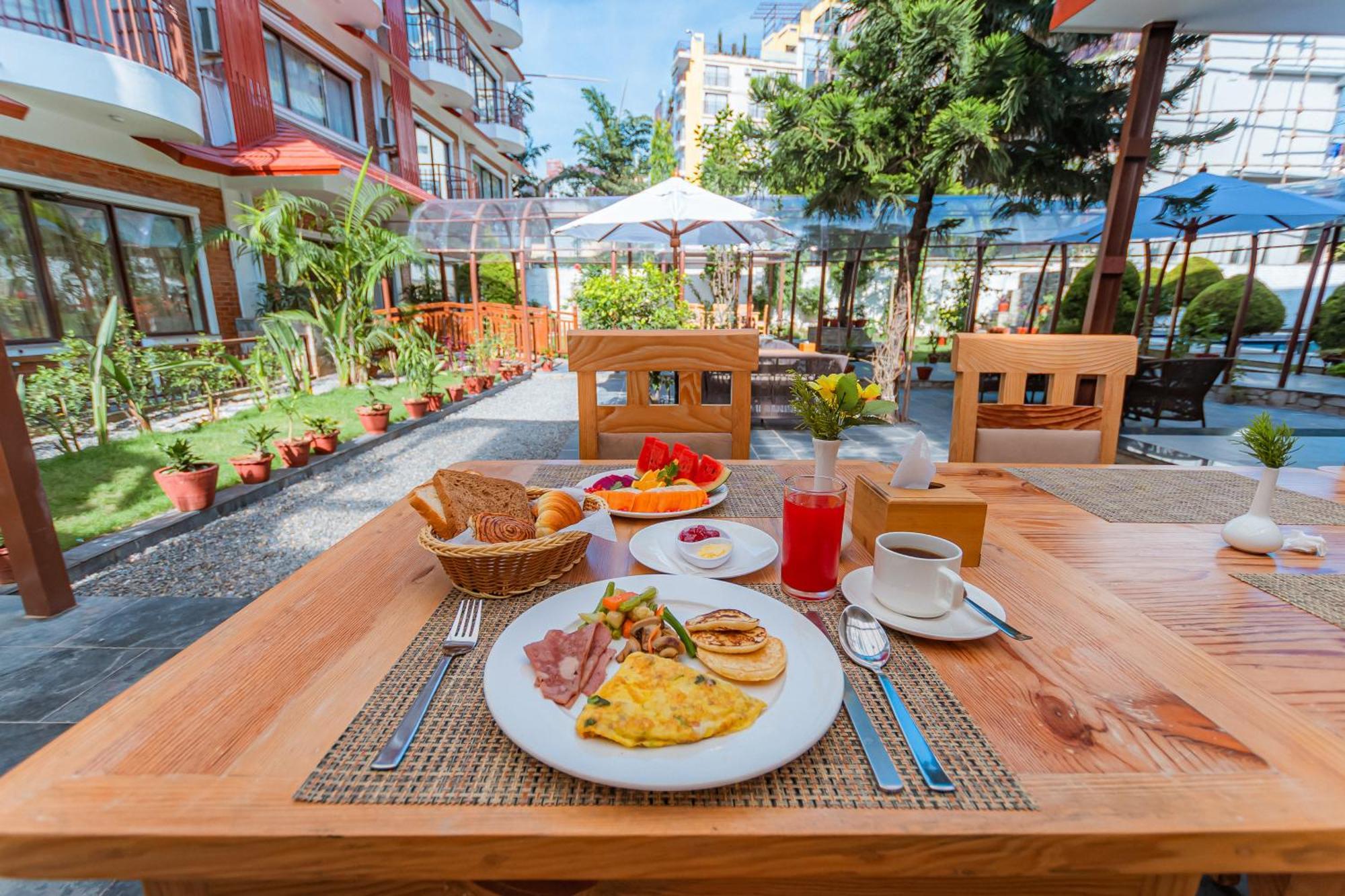 Temple Himalaya Hotel & Spa Покхара Екстер'єр фото