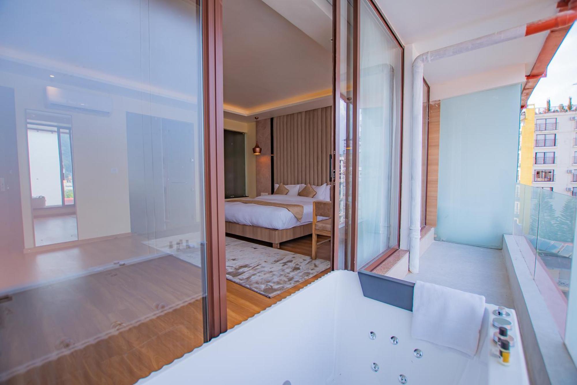 Temple Himalaya Hotel & Spa Покхара Екстер'єр фото
